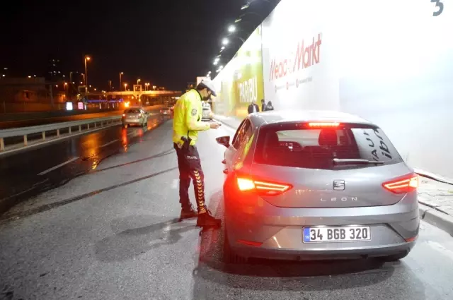 Tam kapanmanın ilk gecesinde Sincan'da sürücülere yönelik uygulama gerçekleştirildi Tam kapanmanın ilk gecesinde Sincan'da sürücülere yönelik uygulama gerçekleştirildi