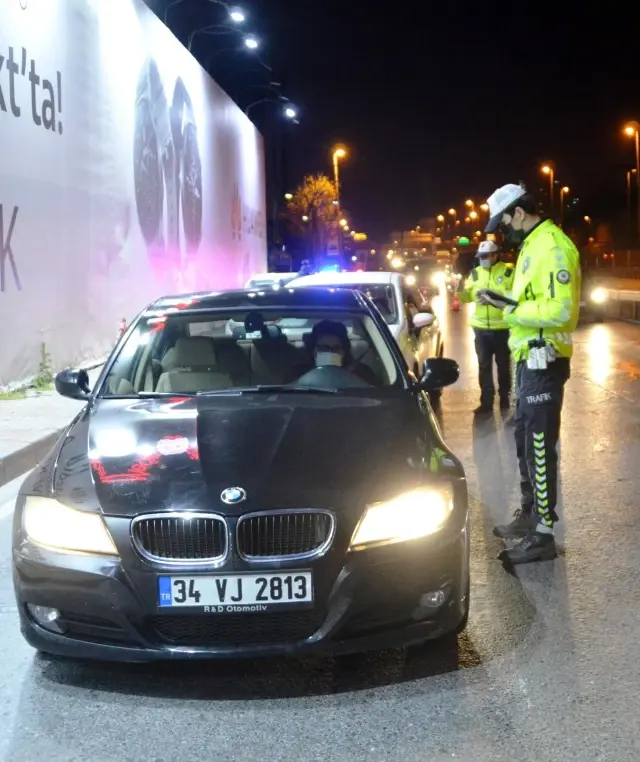 Tam kapanmanın ilk gecesinde Sincan'da sürücülere yönelik uygulama gerçekleştirildi Tam kapanmanın ilk gecesinde Sincan'da sürücülere yönelik uygulama gerçekleştirildi