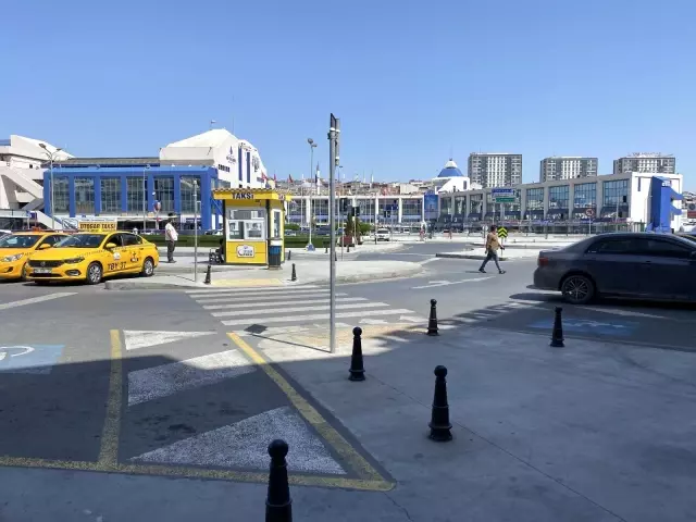 Tam kapanmanın ilk günü 15 Temmuz Demokrasi Otogarı boş kaldı Tam kapanmanın ilk günü 15 Temmuz Demokrasi Otogarı boş kaldı