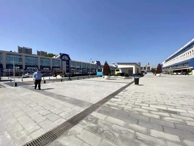 Tam kapanmanın ilk günü 15 Temmuz Demokrasi Otogarı boş kaldı Tam kapanmanın ilk günü 15 Temmuz Demokrasi Otogarı boş kaldı