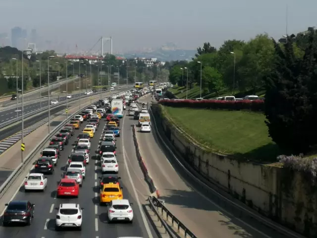 Tam kapanmanın ilk gününde 15 Temmuz Şehitler Köprüsü'nde denetim yoğunluğu Tam kapanmanın ilk gününde 15 Temmuz Şehitler Köprüsü'nde denetim yoğunluğu