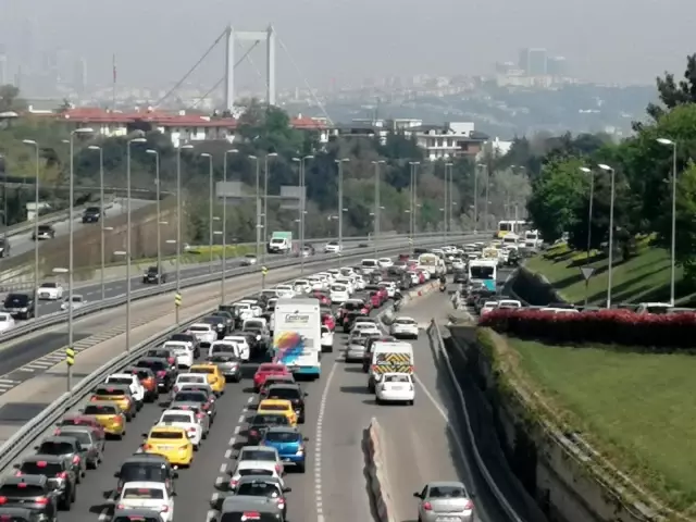 Tam kapanmanın ilk gününde 15 Temmuz Şehitler Köprüsü'nde denetim yoğunluğu Tam kapanmanın ilk gününde 15 Temmuz Şehitler Köprüsü'nde denetim yoğunluğu
