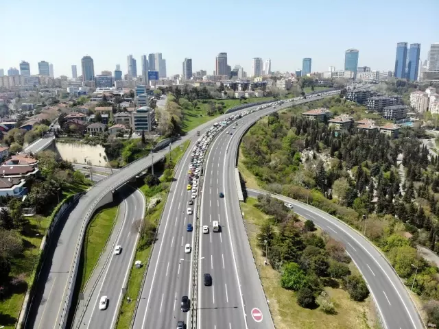 İstanbul 'tam kapanma'nın ilk gününe sakin başladı İstanbul 'tam kapanma'nın ilk gününe sakin başladı