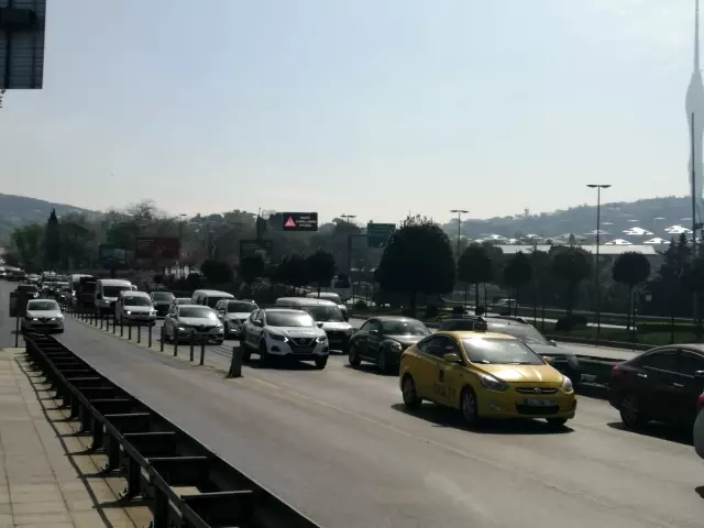 Tam kapanmanın ilk gününde 15 Temmuz Şehitler Köprüsü'nde denetim yoğunluğu Tam kapanmanın ilk gününde 15 Temmuz Şehitler Köprüsü'nde denetim yoğunluğu