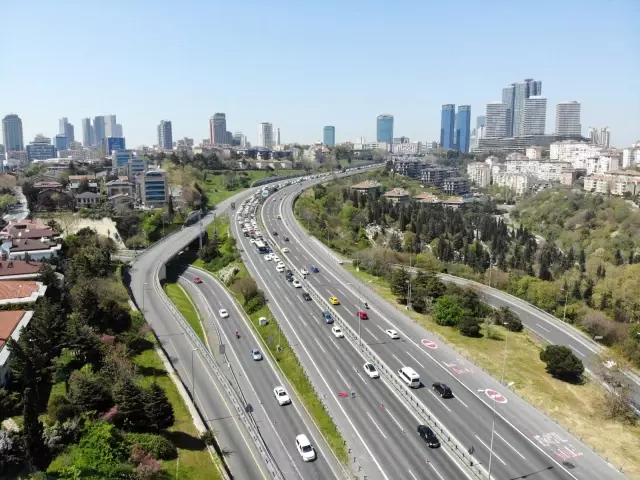 İstanbul 'tam kapanma'nın ilk gününe sakin başladı İstanbul 'tam kapanma'nın ilk gününe sakin başladı