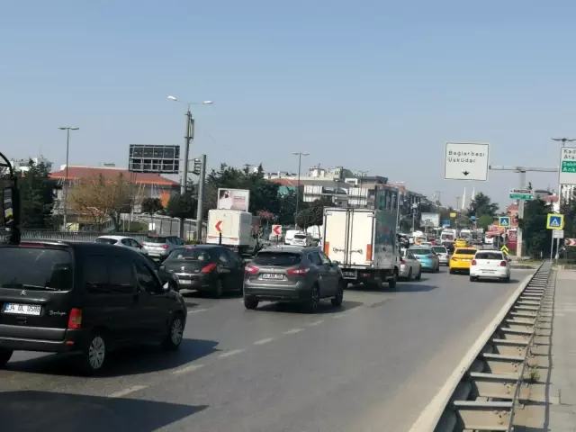 Tam kapanmanın ilk gününde 15 Temmuz Şehitler Köprüsü'nde denetim yoğunluğu Tam kapanmanın ilk gününde 15 Temmuz Şehitler Köprüsü'nde denetim yoğunluğu