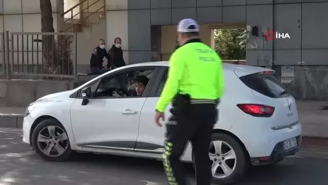 Tam kapanmanın ilk gününde, D-100 Karayolu'nda denetim kuyruğu Tam kapanmanın ilk gününde, D-100 Karayolu'nda denetim kuyruğu