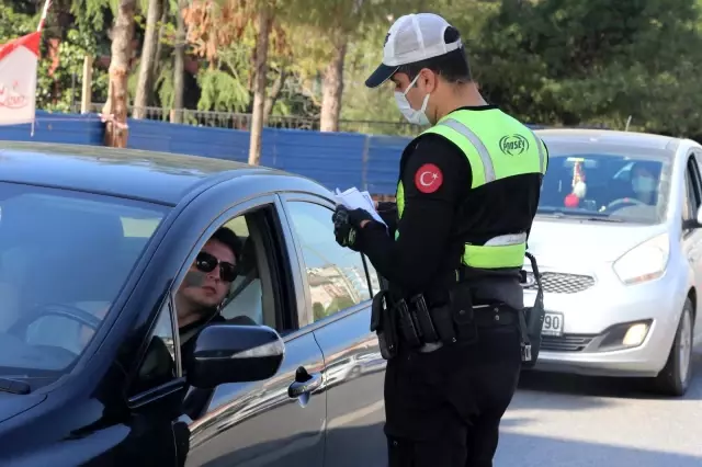 Tam kapanmanın ilk gününde, D-100 Karayolu'nda denetim kuyruğu Tam kapanmanın ilk gününde, D-100 Karayolu'nda denetim kuyruğu