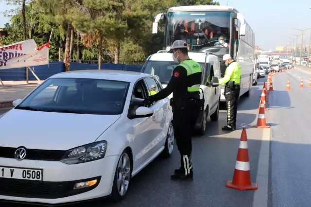 Tam kapanmanın ilk gününde, D-100 Karayolu'nda denetim kuyruğu Tam kapanmanın ilk gününde, D-100 Karayolu'nda denetim kuyruğu