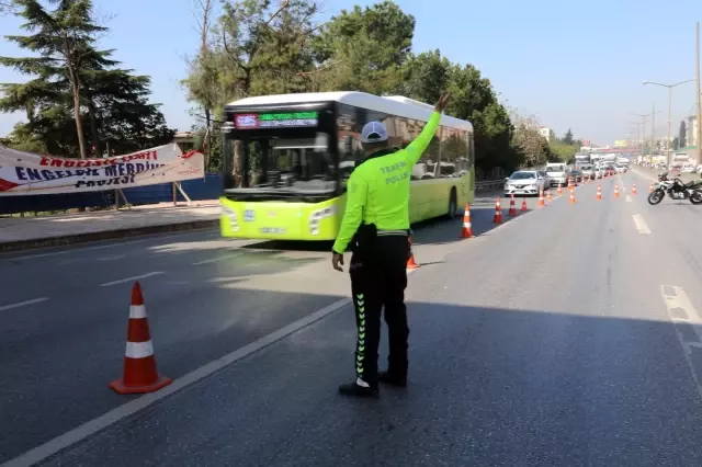 Tam kapanmanın ilk gününde, D-100 Karayolu'nda denetim kuyruğu Tam kapanmanın ilk gününde, D-100 Karayolu'nda denetim kuyruğu