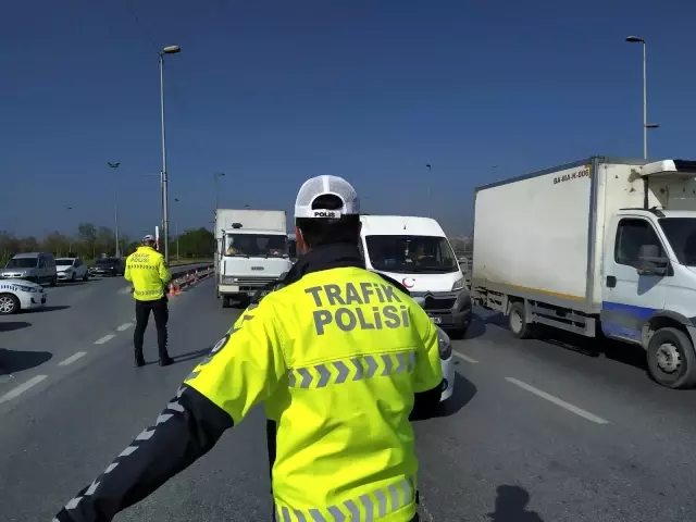 Tam kapanmanın ilk gününde E-5'te denetim Tam kapanmanın ilk gününde E-5'te denetim