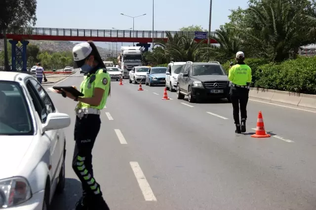 Son dakika! Tam kapanmanın ilk gününde İzmir polisinden sıkı denetim Son dakika! Tam kapanmanın ilk gününde İzmir polisinden sıkı denetim