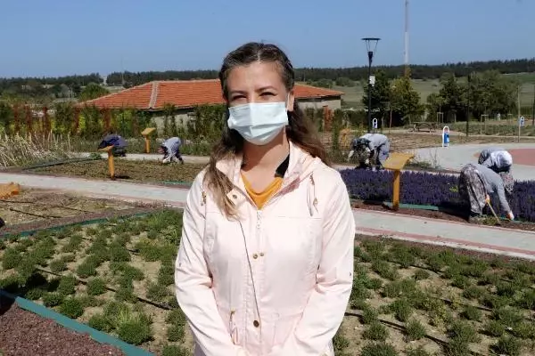 TAM KAPANMANIN İLK GÜNÜNDE KADIN İŞÇİLER, ÇAPA YAPIP, OTLARI TEMİZLEDİ TAM KAPANMANIN İLK GÜNÜNDE KADIN İŞÇİLER, ÇAPA YAPIP, OTLARI TEMİZLEDİ