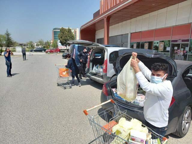 Tam kapanmanın ilk gününde markete aracıyla gidenlere ceza Tam kapanmanın ilk gününde markete aracıyla gidenlere ceza
