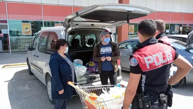 Tam kapanmanın ilk gününde markete aracıyla gidenlere ceza Tam kapanmanın ilk gününde markete aracıyla gidenlere ceza