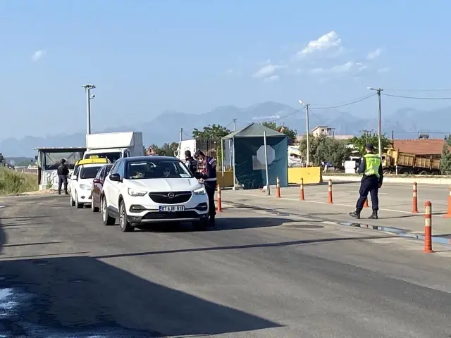 Tam kapanmanın ilk gününde sıkı denetim Tam kapanmanın ilk gününde sıkı denetim