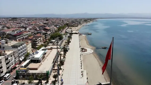 Tam kapanmanın ilk gününde turistik sahiller boş kaldı