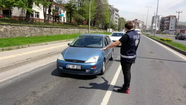 Tam kapanmanın ilk gününde uzun araç kuyrukları oluştu Tam kapanmanın ilk gününde uzun araç kuyrukları oluştu