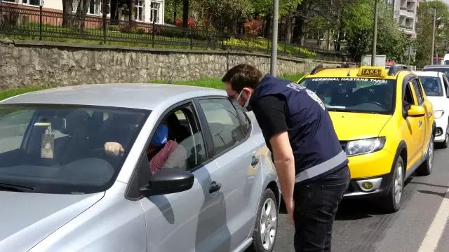 Tam kapanmanın ilk gününde uzun araç kuyrukları oluştu Tam kapanmanın ilk gününde uzun araç kuyrukları oluştu