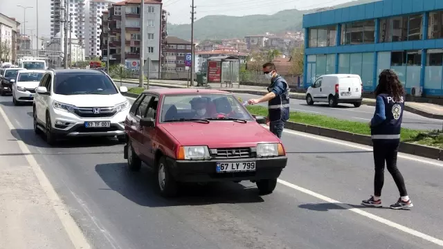 Tam kapanmanın ilk gününde uzun araç kuyrukları oluştu Tam kapanmanın ilk gününde uzun araç kuyrukları oluştu
