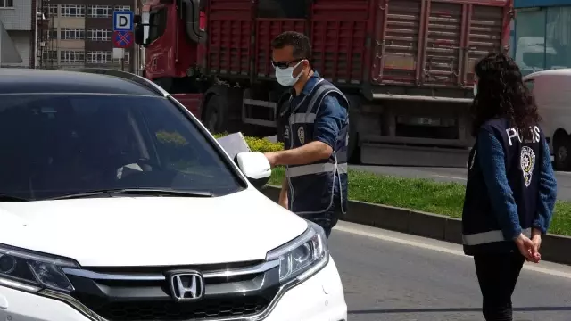 Tam kapanmanın ilk gününde uzun araç kuyrukları oluştu Tam kapanmanın ilk gününde uzun araç kuyrukları oluştu
