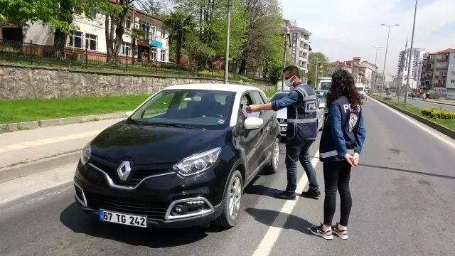 Tam kapanmanın ilk gününde uzun araç kuyrukları oluştu Tam kapanmanın ilk gününde uzun araç kuyrukları oluştu
