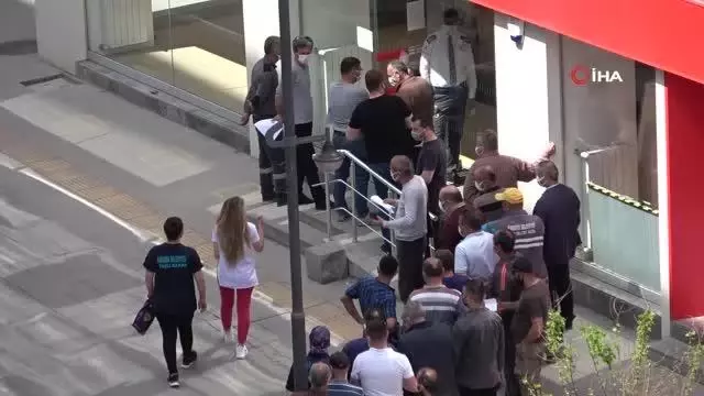 Tam kapanmanın ilk günündeki araç trafiği normal günleri aratmadı Tam kapanmanın ilk günündeki araç trafiği normal günleri aratmadı
