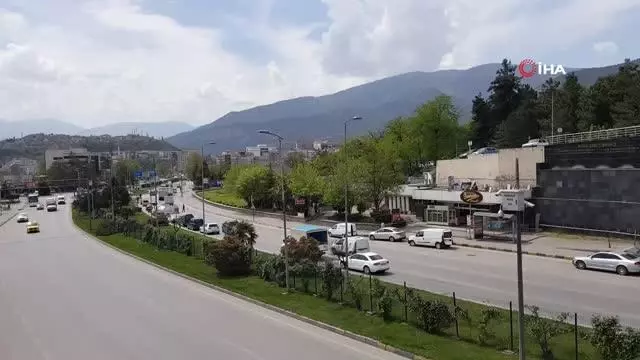 Tam kapanmanın ilk günündeki araç trafiği normal günleri aratmadı Tam kapanmanın ilk günündeki araç trafiği normal günleri aratmadı