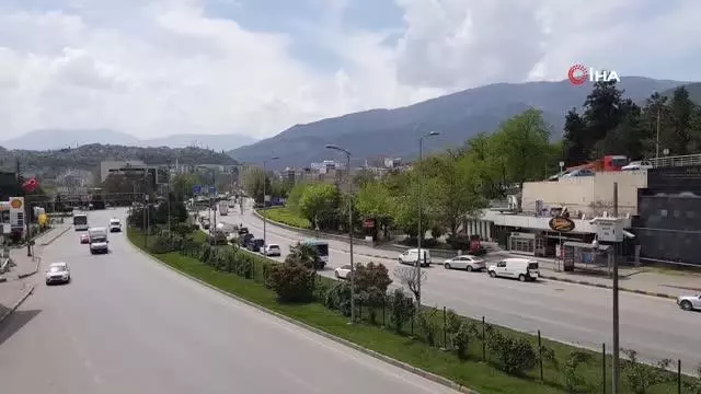 Tam kapanmanın ilk günündeki araç trafiği normal günleri aratmadı Tam kapanmanın ilk günündeki araç trafiği normal günleri aratmadı