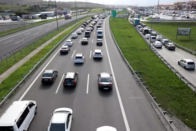Tam kapanmaya 2 gün kala Bolu Dağı'ndan 100 bin araç geçti Tam kapanmaya 2 gün kala Bolu Dağı'ndan 100 bin araç geçti