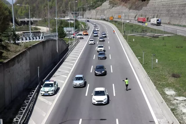 Tam kapanmaya 2 gün kala Bolu Dağı'ndan 100 bin araç geçti Tam kapanmaya 2 gün kala Bolu Dağı'ndan 100 bin araç geçti