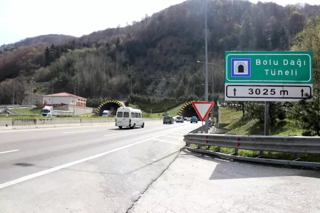 Tam kapanmaya 2 gün kala Bolu Dağı'ndan 100 bin araç geçti Tam kapanmaya 2 gün kala Bolu Dağı'ndan 100 bin araç geçti