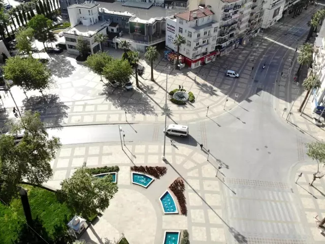 Tam kısıtlamanın başlamasıyla sokaklar sessizliğe büründü Tam kısıtlamanın başlamasıyla sokaklar sessizliğe büründü