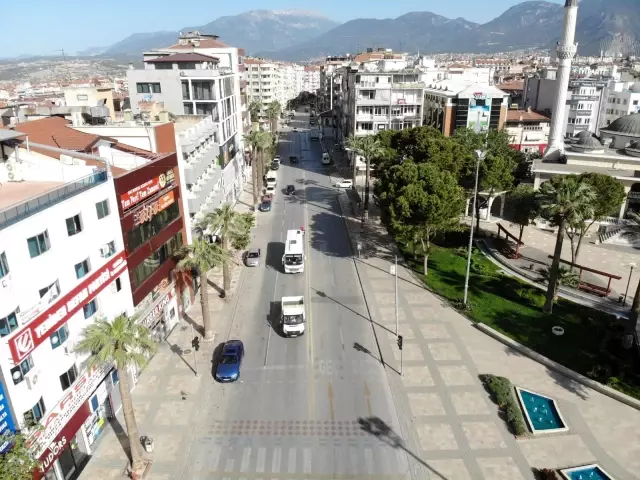 Tam kısıtlamanın başlamasıyla sokaklar sessizliğe büründü Tam kısıtlamanın başlamasıyla sokaklar sessizliğe büründü