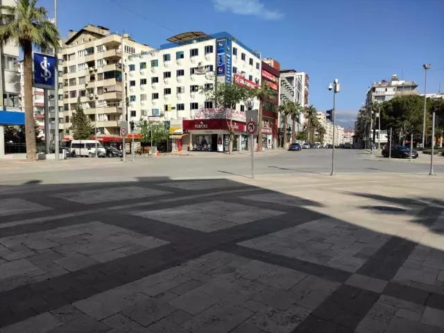 Tam kısıtlamanın başlamasıyla sokaklar sessizliğe büründü Tam kısıtlamanın başlamasıyla sokaklar sessizliğe büründü
