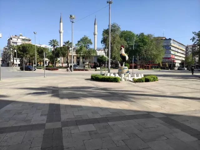 Tam kısıtlamanın başlamasıyla sokaklar sessizliğe büründü Tam kısıtlamanın başlamasıyla sokaklar sessizliğe büründü