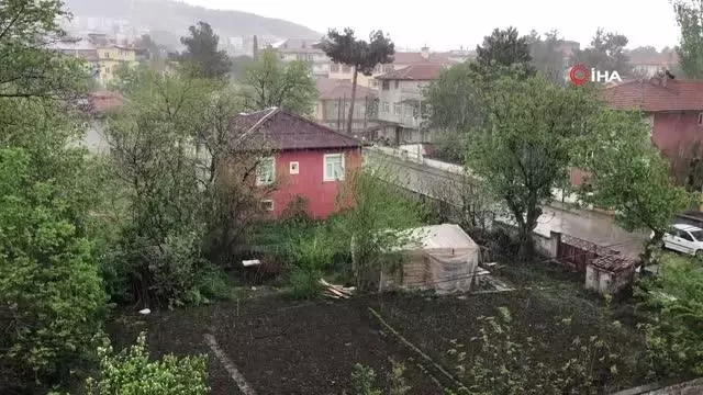 Taşova'da aniden bastıran yağış etkili oldu Taşova'da aniden bastıran yağış etkili oldu