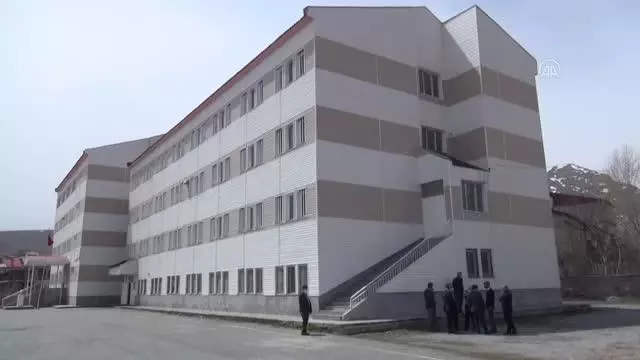Tatvan'da atıl durumdaki okul binası, yemekhaneye dönüştürüldü Tatvan'da atıl durumdaki okul binası, yemekhaneye dönüştürüldü