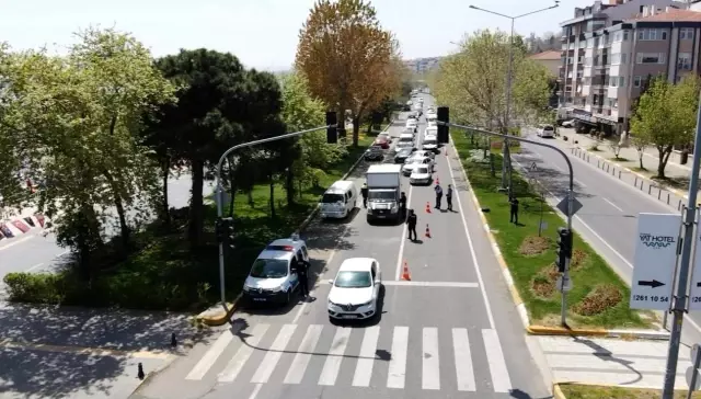 Tekirdağ'da sokaklar boş, polis noktalarında kuyruk var Tekirdağ'da sokaklar boş, polis noktalarında kuyruk var
