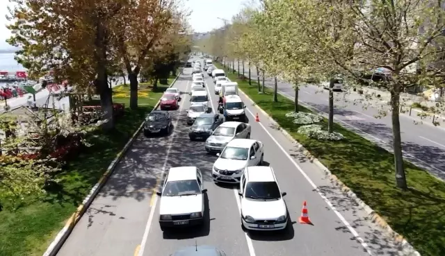 Tekirdağ'da sokaklar boş, polis noktalarında kuyruk var Tekirdağ'da sokaklar boş, polis noktalarında kuyruk var