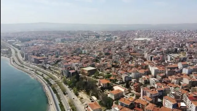Tekirdağ'da sokaklar boş, polis noktalarında kuyruk var Tekirdağ'da sokaklar boş, polis noktalarında kuyruk var