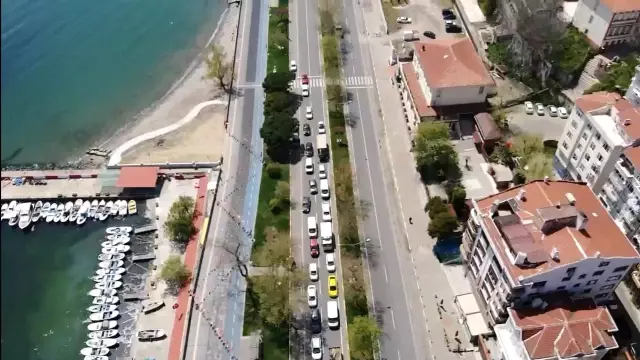 Tekirdağ'da sokaklar boş, polis noktalarında kuyruk var Tekirdağ'da sokaklar boş, polis noktalarında kuyruk var