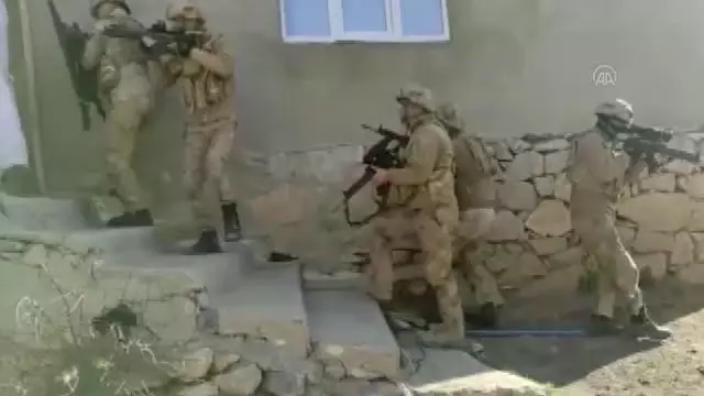 Terör örgütü PKK'ya yönelik operasyonda biri muhtar 5 şüpheli gözaltına alındı Terör örgütü PKK'ya yönelik operasyonda biri muhtar 5 şüpheli gözaltına alındı