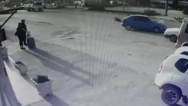 Ters yönde seyreden motosiklet, otomobille çarpıştı: 1 yaralı Ters yönde seyreden motosiklet, otomobille çarpıştı: 1 yaralı