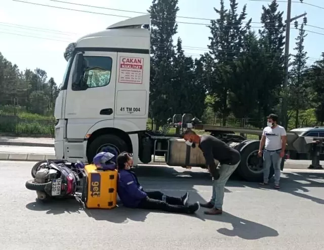 Ters yöne giren tır ile çarpışan motosikletli kurye yaralandı Ters yöne giren tır ile çarpışan motosikletli kurye yaralandı