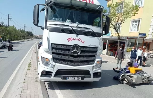 Ters yöne giren tır ile çarpışan motosikletli kurye yaralandı Ters yöne giren tır ile çarpışan motosikletli kurye yaralandı