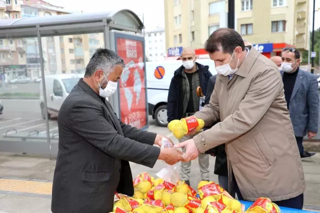 Sivas Valisi tezgahtaki tüm limonları satın aldı, satıcıyı evine gönderdi Sivas Valisi tezgahtaki tüm limonları satın aldı, satıcıyı evine gönderdi