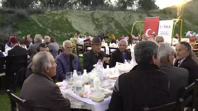 TİKA Arnavutluk'ta ihtiyaç sahiplerine iftar sofrası kurdu TİKA Arnavutluk'ta ihtiyaç sahiplerine iftar sofrası kurdu
