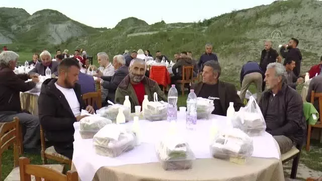 TİKA Arnavutluk'ta ihtiyaç sahiplerine iftar sofrası kurdu TİKA Arnavutluk'ta ihtiyaç sahiplerine iftar sofrası kurdu