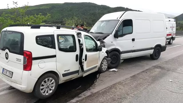Tokat'ta iki araç kafa kafaya çarpıştı: 4 yaralı Tokat'ta iki araç kafa kafaya çarpıştı: 4 yaralı